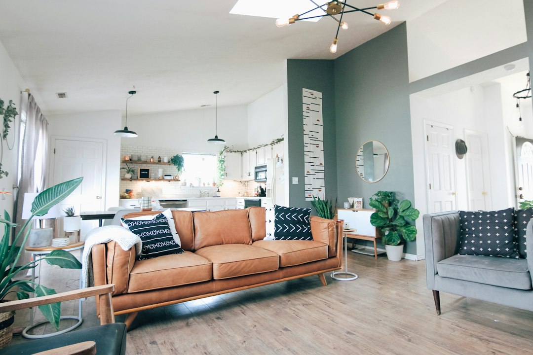 Sala con sofá tapizado y decoración cálida